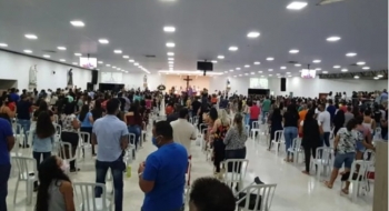 Igrejas que promovem cultos e missas querem ver os fiéis na UTI da Covid-19